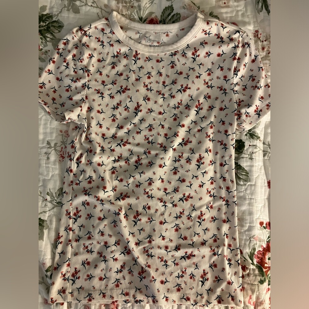 no boundaries floral and creme cute t-shirt girls/women xxs